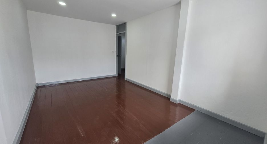 À vendre et à louer 3 chambres maison de ville à Huai Khwang, Bangkok