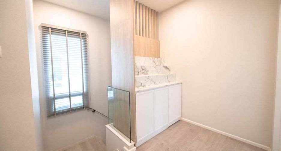 Casa en venta y en alquiler de 4 habitaciones en Prawet, Bangkok