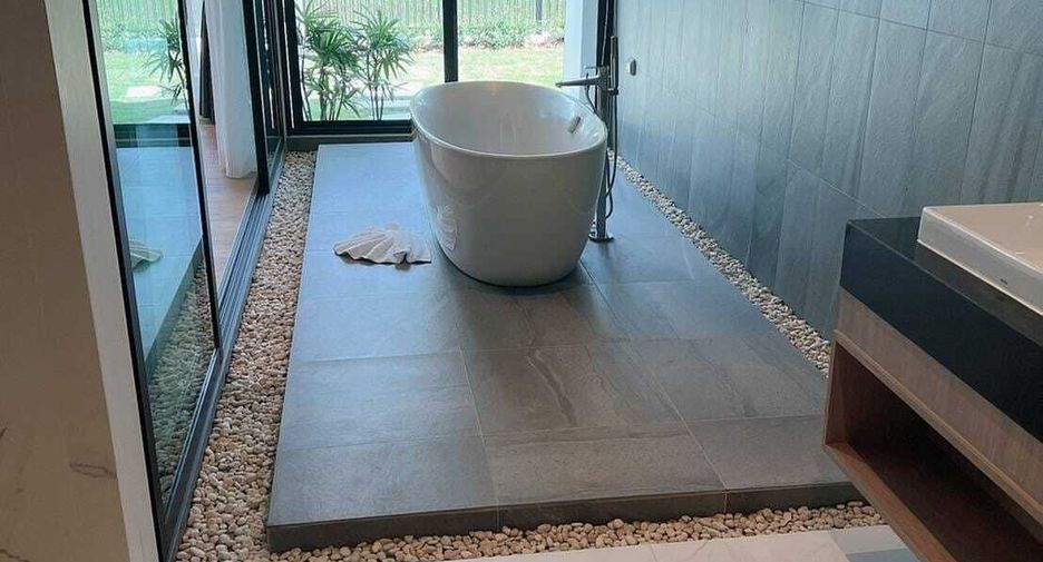 For rent 4 bedrooms villa in Mueang Phuket, Phuket