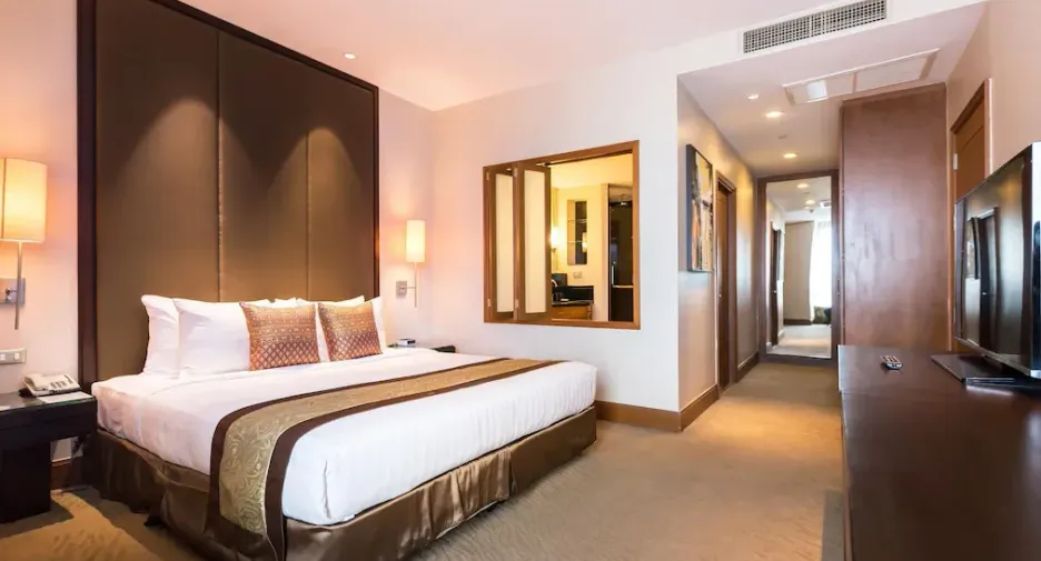 For rent 3 bedrooms condo in Sathon, Bangkok