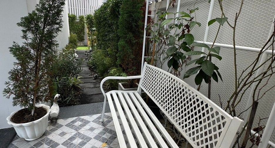 For sale 3 bedrooms townhouse in Lat Phrao, Bangkok