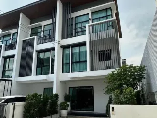 À vendre 3 chambres maison de ville à Lat Phrao, Bangkok