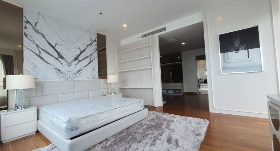 For rent 4 bedrooms condo in Yan Nawa, Bangkok