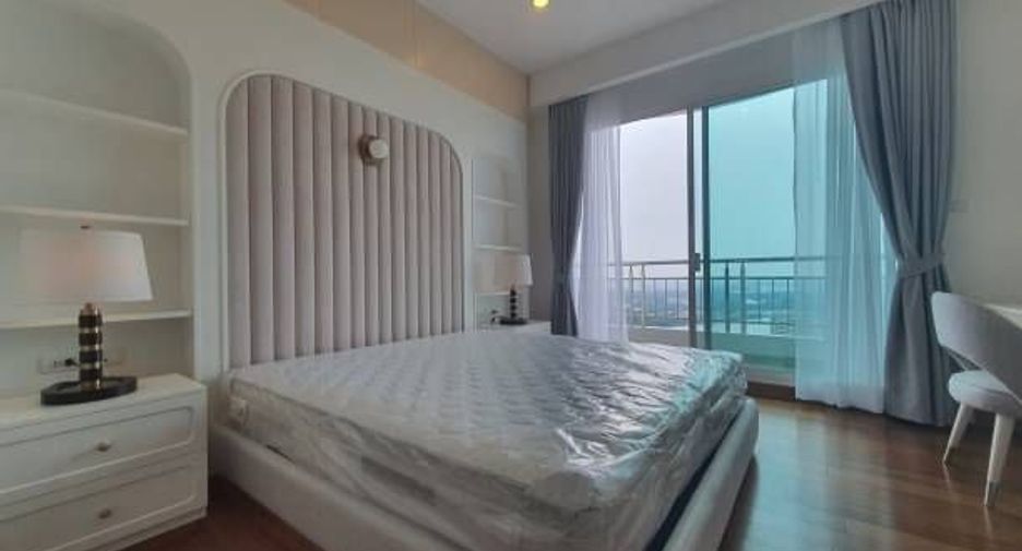 For rent 4 bedrooms condo in Yan Nawa, Bangkok