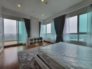 For rent 4 bedrooms condo in Yan Nawa, Bangkok