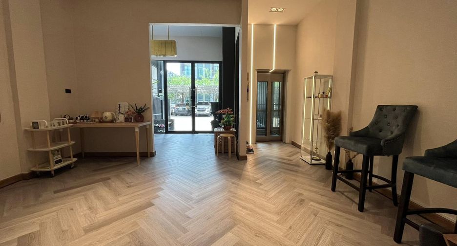 For sale 3 bedrooms townhouse in Don Mueang, Bangkok