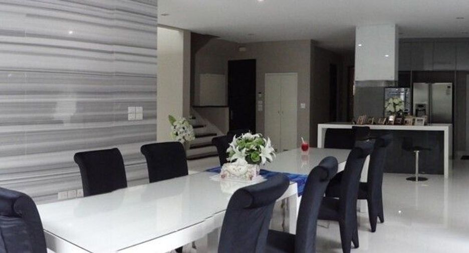 For sale 4 bedrooms house in Taling Chan, Bangkok