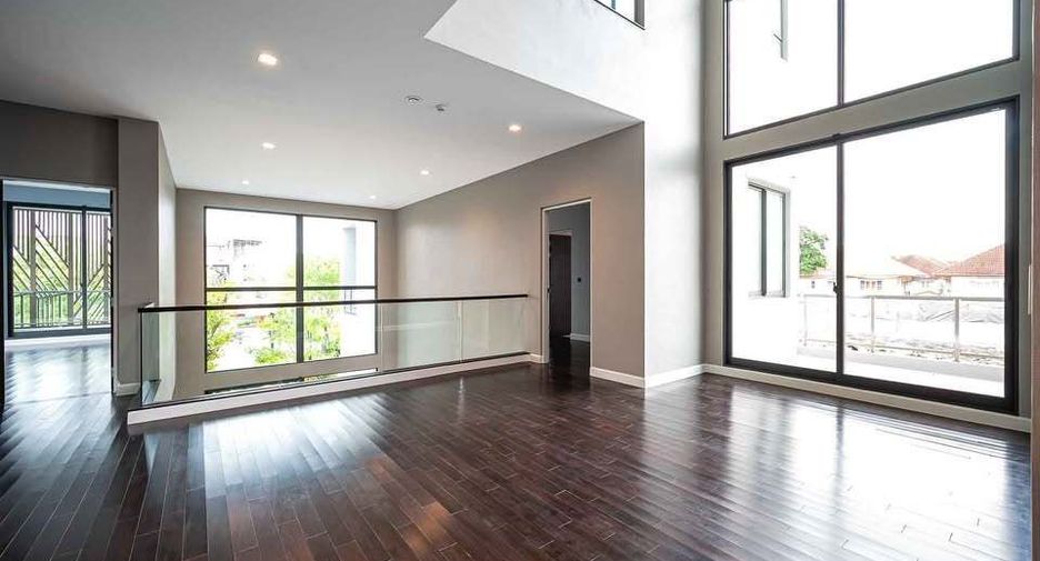 For sale 4 bedrooms house in Suan Luang, Bangkok