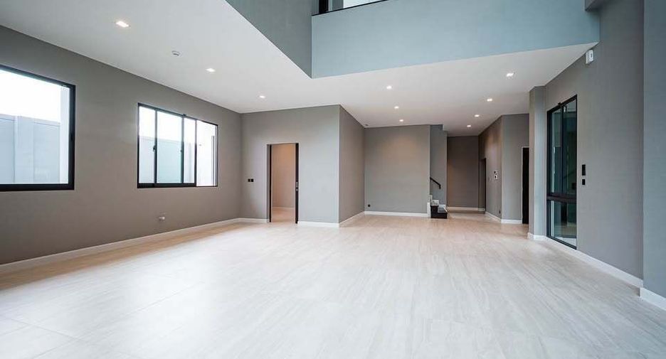 For sale 4 bedrooms house in Suan Luang, Bangkok