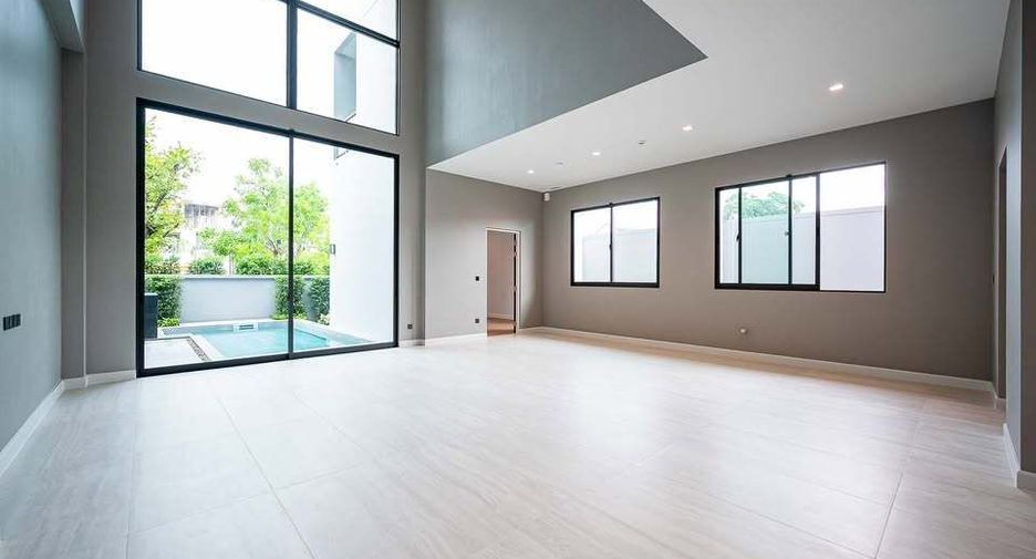 For sale 4 bedrooms house in Suan Luang, Bangkok