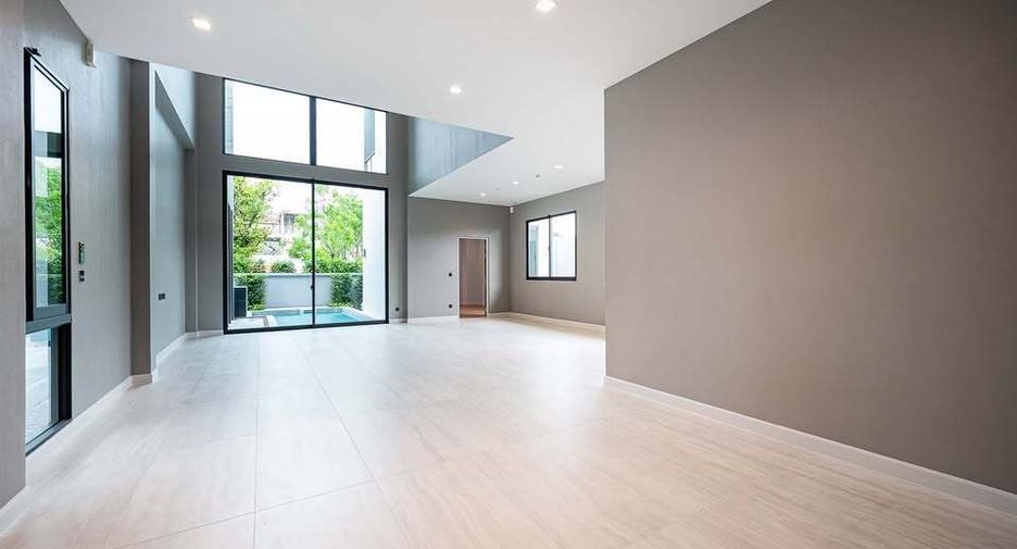 For sale 4 bedrooms house in Suan Luang, Bangkok