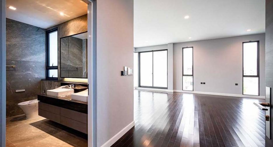 For sale 4 bedrooms house in Suan Luang, Bangkok
