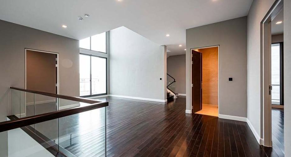 For sale 4 bedrooms house in Suan Luang, Bangkok