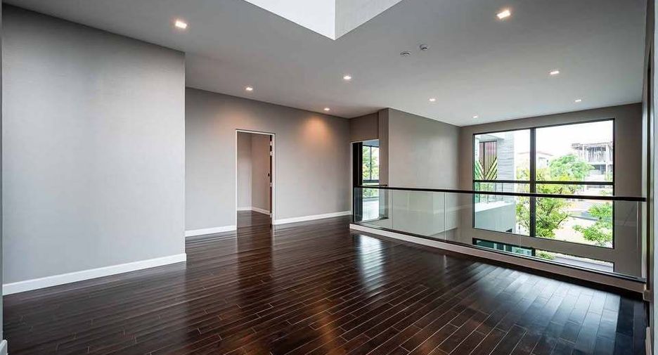 For sale 4 bedrooms house in Suan Luang, Bangkok