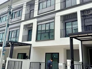 Casa adosada en alquiler de 3 habitaciones en Mueang Samut Prakan, Samut Prakan