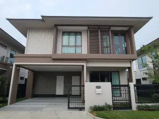 À louer 4 chambres maison à Bang Kapi, Bangkok