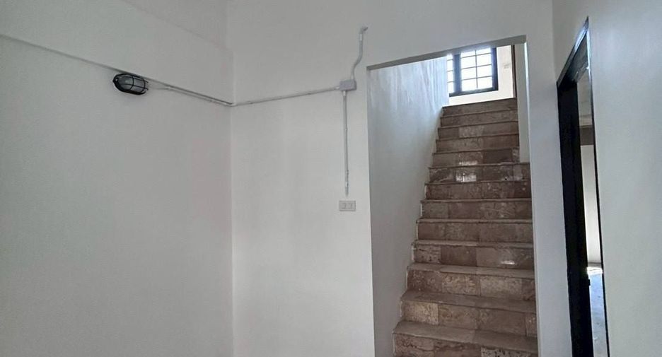 For rent studio townhouse in Watthana, Bangkok