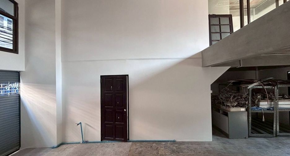 For rent studio townhouse in Watthana, Bangkok