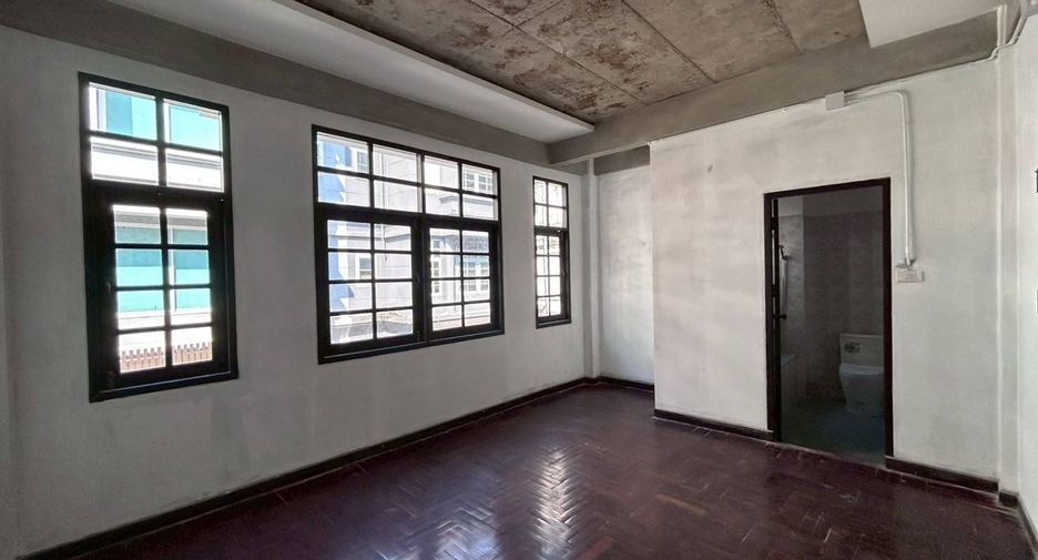 For rent studio townhouse in Watthana, Bangkok