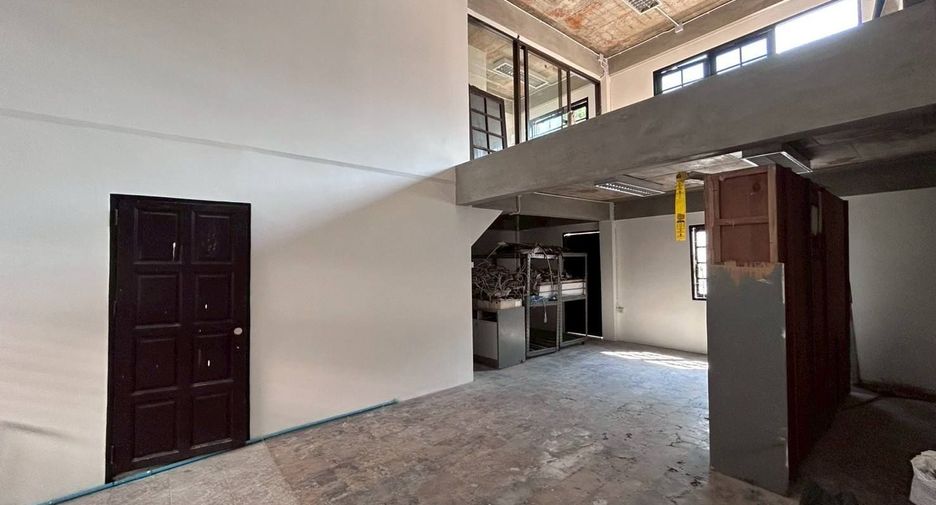 For rent studio townhouse in Watthana, Bangkok