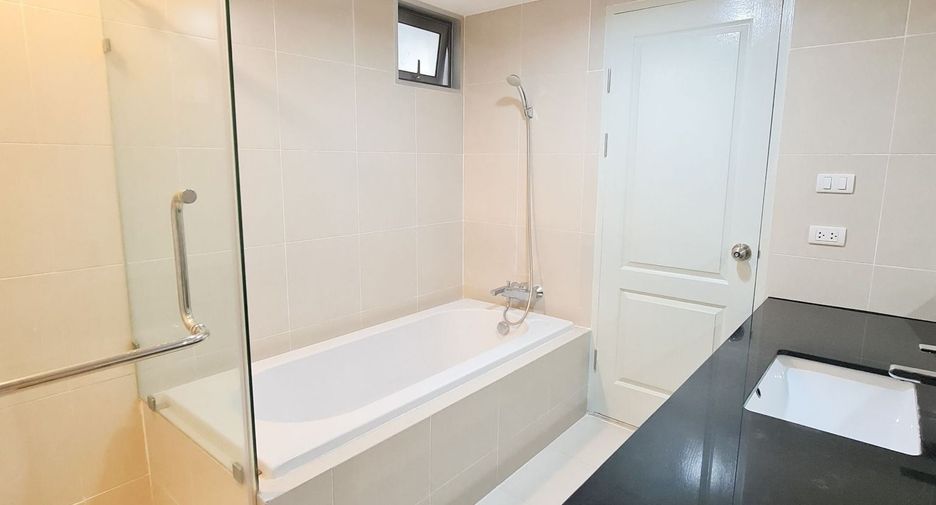 Wohnung zur Miete mit 3 Zimmer in Huai Khwang, Bangkok