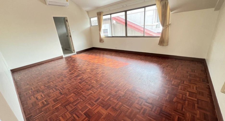 For rent 3 bedrooms apartment in Phaya Thai, Bangkok