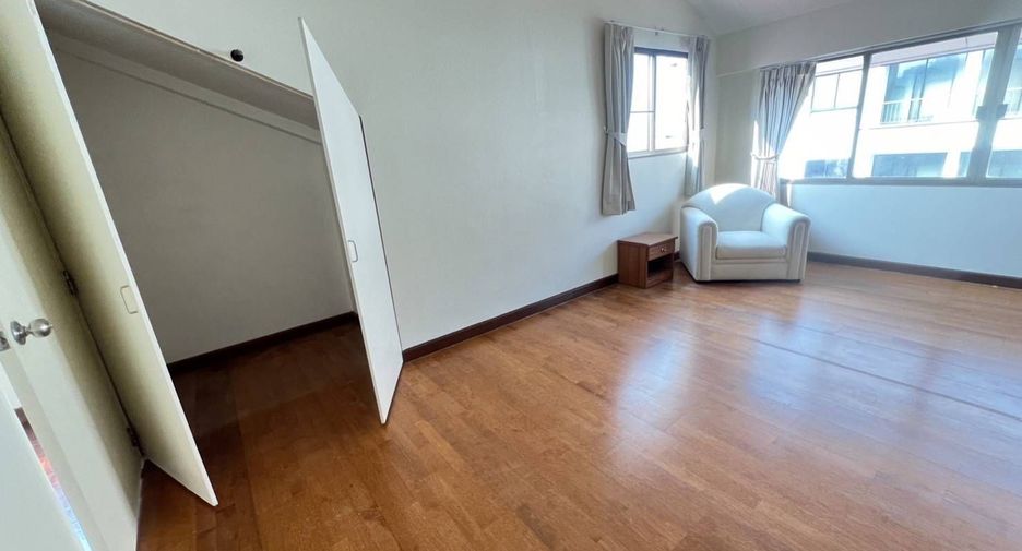 For rent 3 bedrooms apartment in Phaya Thai, Bangkok