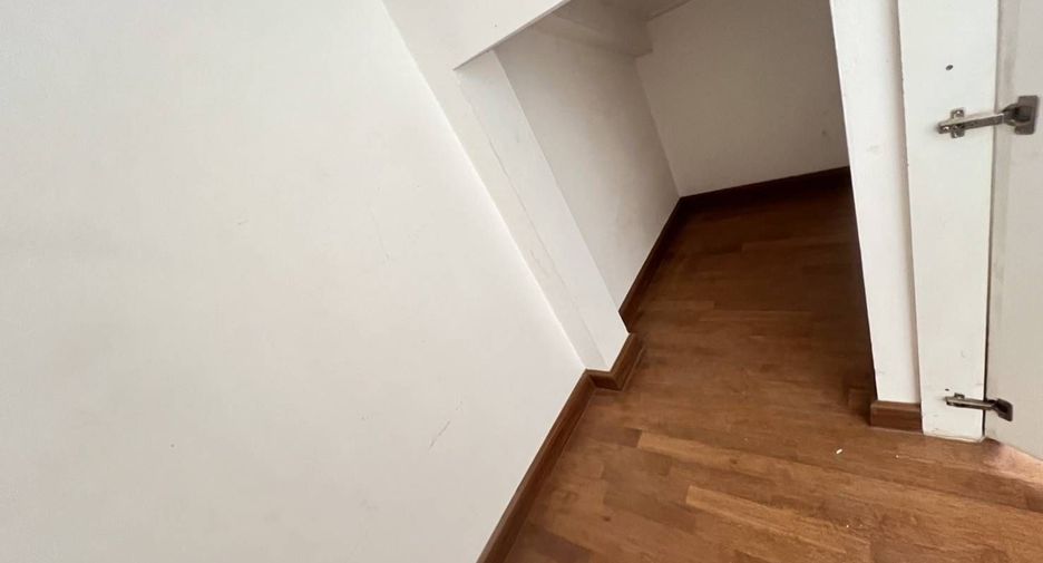 For rent 3 bedrooms apartment in Phaya Thai, Bangkok