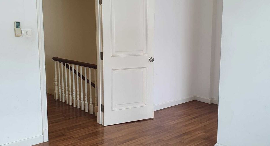 For sale and for rent 3 bedrooms townhouse in Bang Kapi, Bangkok