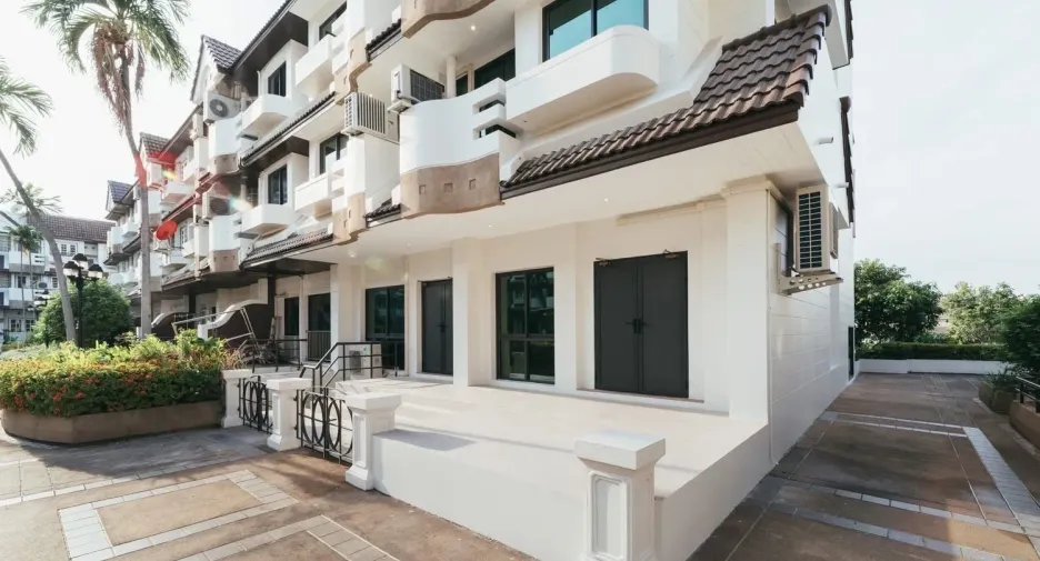 Reihenhaus zum Kauf und zur Miete mit 5 Zimmer in Khlong Toei, Bangkok
