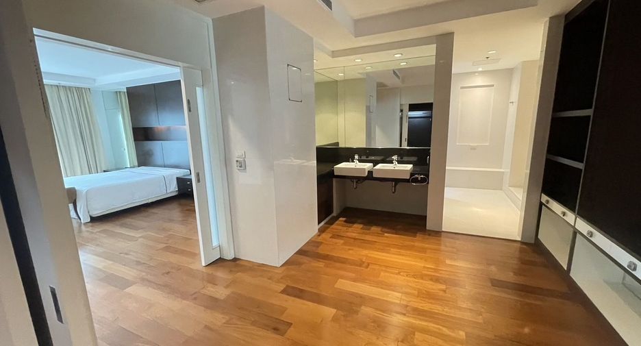For rent 4 bedrooms apartment in Pathum Wan, Bangkok