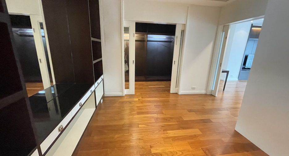 For rent 4 bedrooms apartment in Pathum Wan, Bangkok