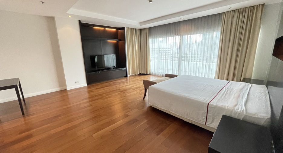 For rent 4 bedrooms apartment in Pathum Wan, Bangkok