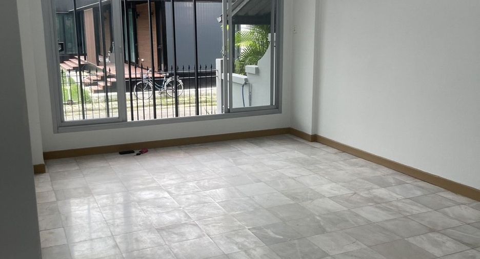 For sale 3 bedrooms townhouse in Bang Kapi, Bangkok