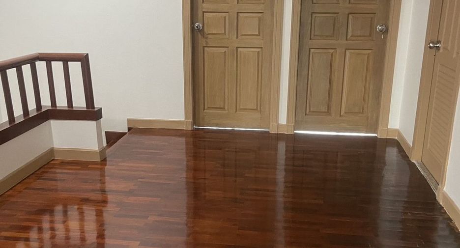 For sale 3 bedrooms townhouse in Bang Kapi, Bangkok