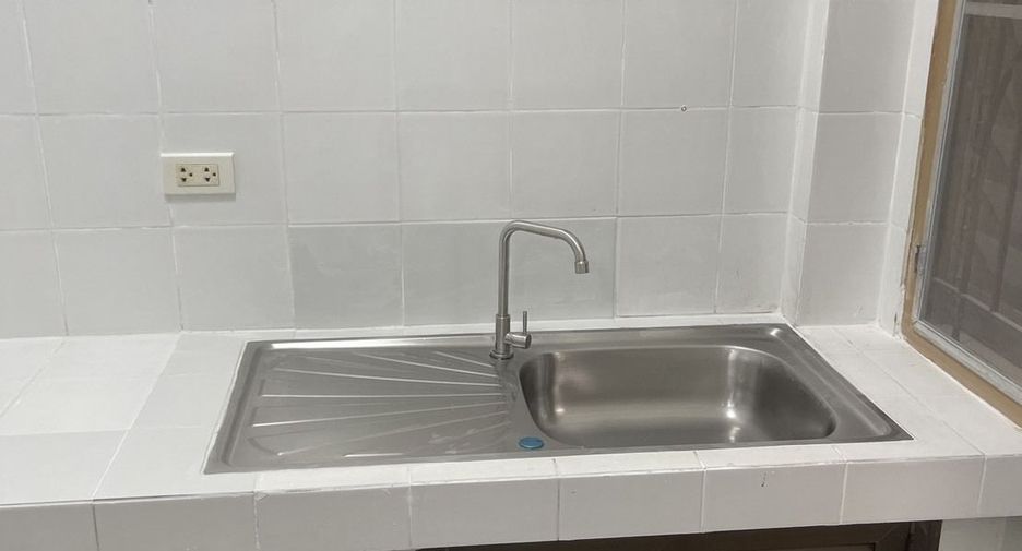 For sale 3 bedrooms townhouse in Bang Kapi, Bangkok