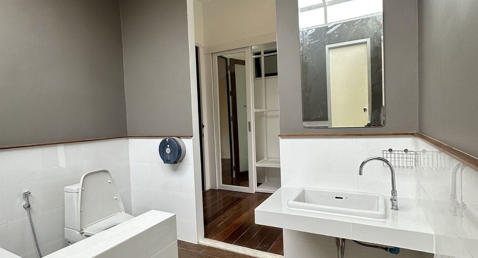 For rent 4 bedrooms office in Chatuchak, Bangkok