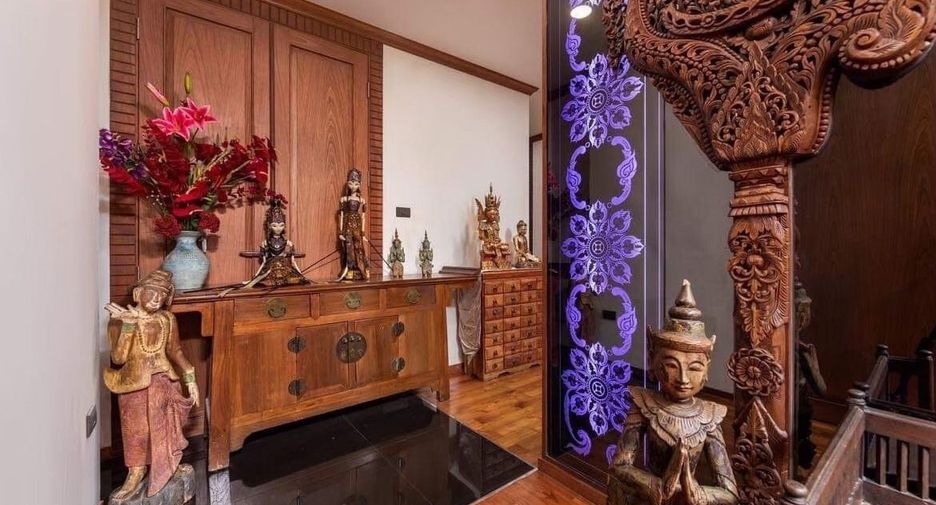 For sale 3 bedrooms condo in Huai Khwang, Bangkok