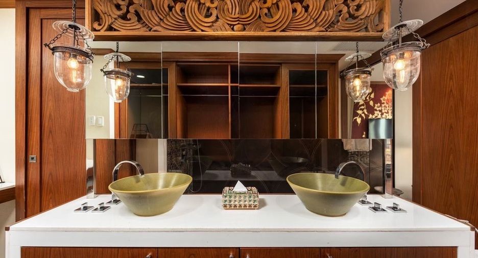 For sale 3 bedrooms condo in Huai Khwang, Bangkok