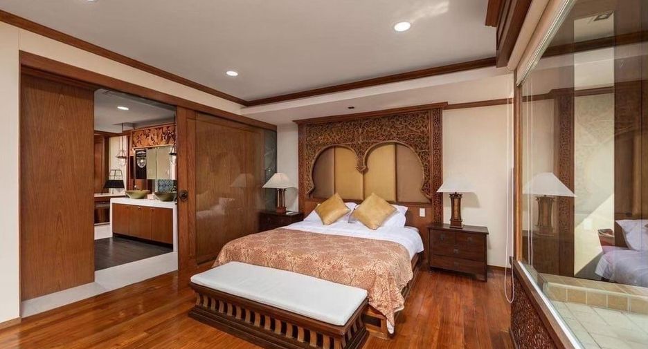 For sale 3 bedrooms condo in Huai Khwang, Bangkok