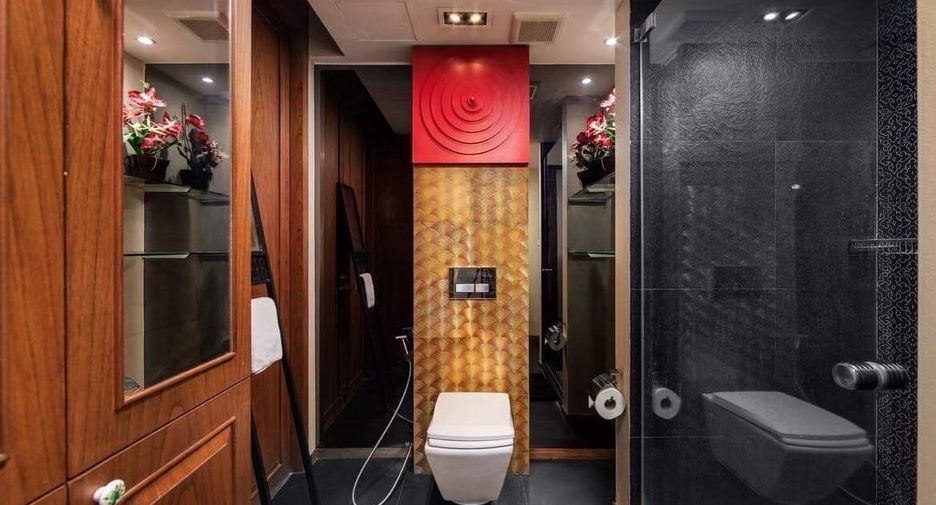 For sale 3 bedrooms condo in Huai Khwang, Bangkok