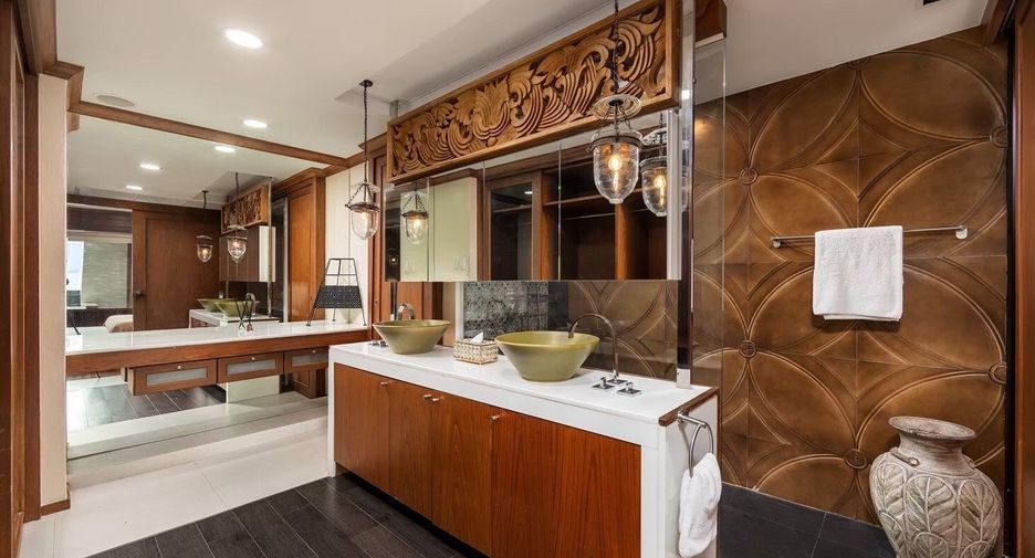 For sale 3 bedrooms condo in Huai Khwang, Bangkok