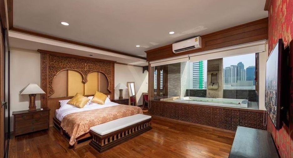 For sale 3 bedrooms condo in Huai Khwang, Bangkok