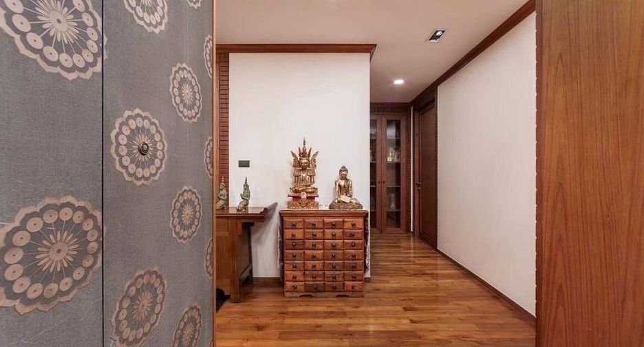 For sale 3 bedrooms condo in Huai Khwang, Bangkok