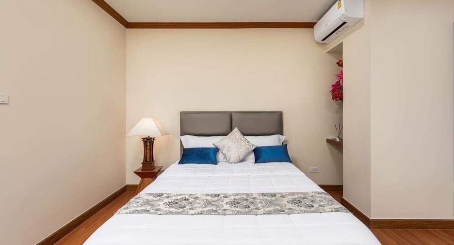 For sale 3 bedrooms condo in Huai Khwang, Bangkok