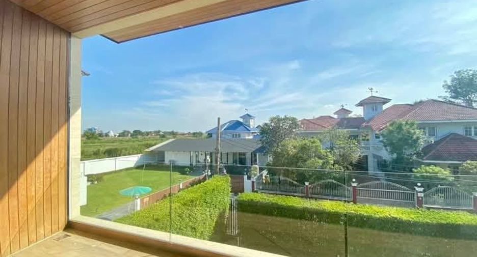 For rent 4 bedrooms house in Bang Na, Bangkok