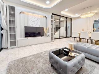 Casa en alquiler de 6 habitaciones en Huai Khwang, Bangkok