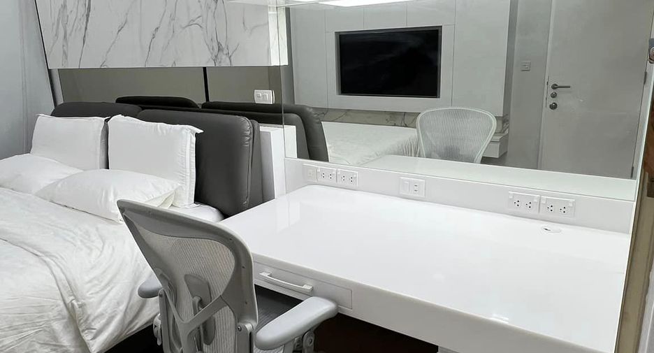 For rent 2 bedrooms condo in Watthana, Bangkok