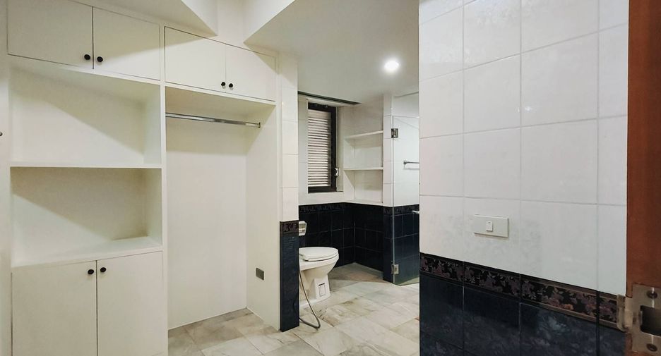 Condo en alquiler de 3 habitaciones en Khlong Toei, Bangkok
