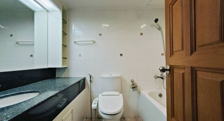 Condo en alquiler de 3 habitaciones en Khlong Toei, Bangkok